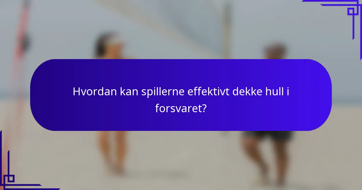 Hvordan kan spillerne effektivt dekke hull i forsvaret?